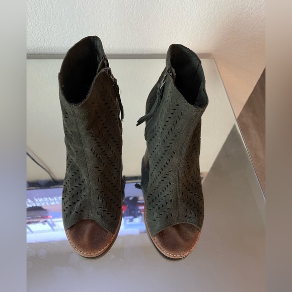 TOMS Majorca Geo Laser Cut Bootie - Size 9 - Olive Green Used - Picture 5 of 11